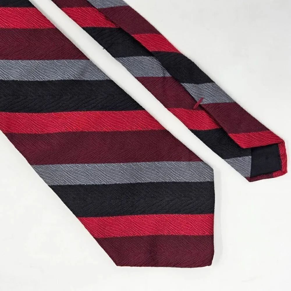 VALENTINO PIETRO USA MADE SILK TIE RED BLACK GRAY TEXTURED STRIPE 3.75" X 57"